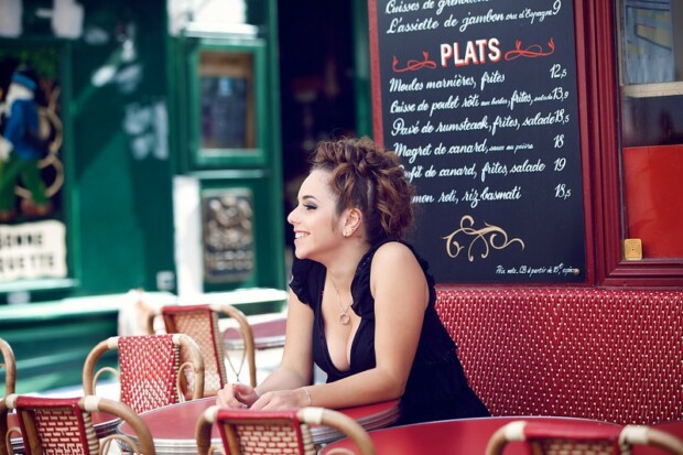 girl-posing-in-american-diner